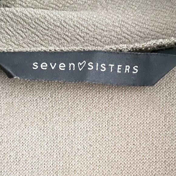 LONGLINE Crepe Vest - Picture 3 of 8